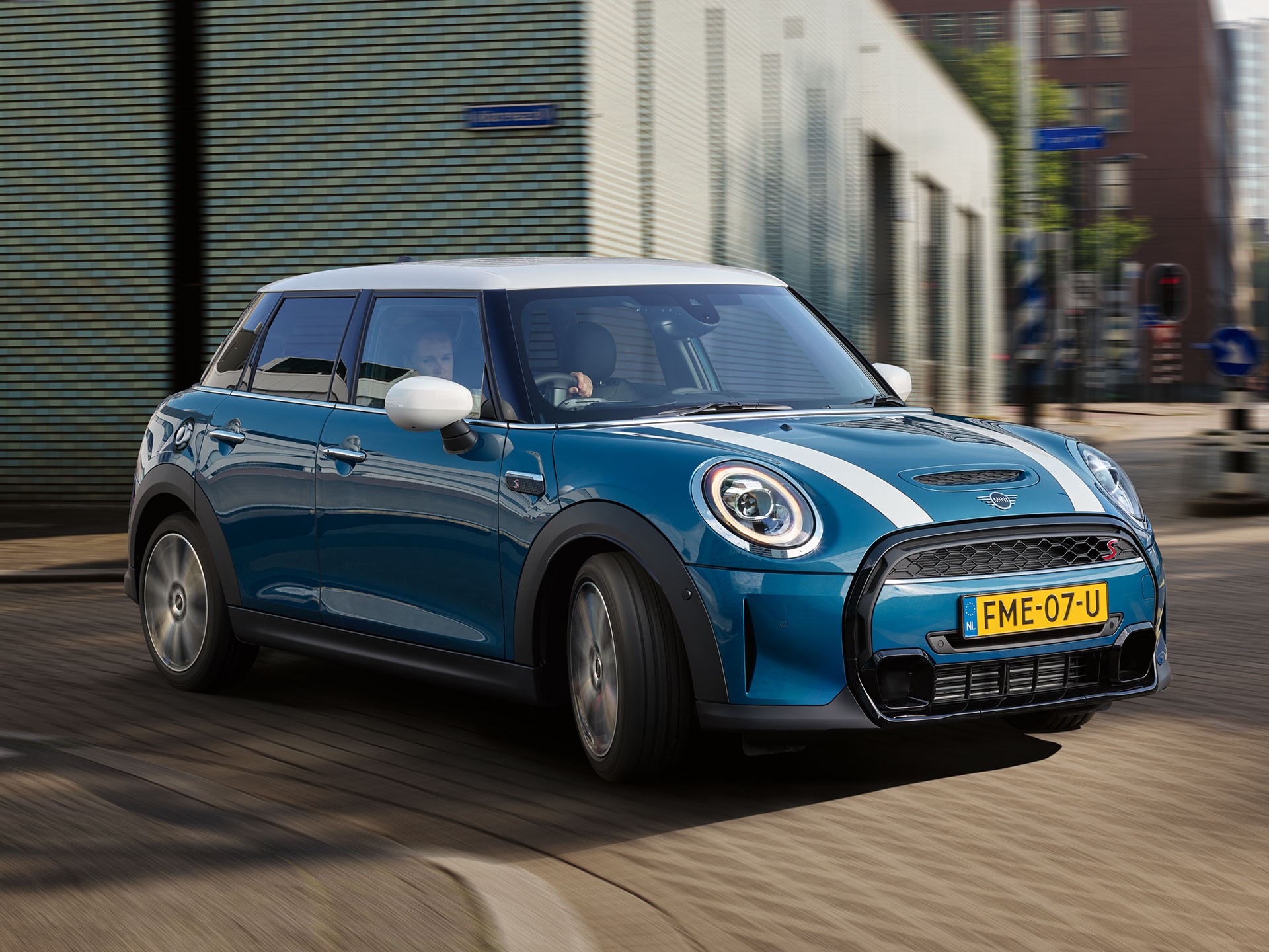The New MINI 5 Door – さまざまなコーナーを走る喜びを